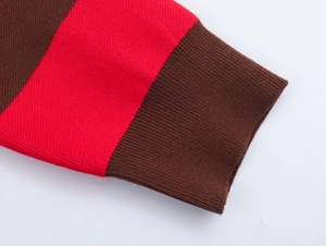 Vue macro détaillée des poignets côtelés élastiques sur un pull polo à rayures