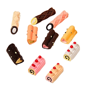 Vue détaillée de gâteaux miniatures en résine et rouleaux de chocolat pour bricolage