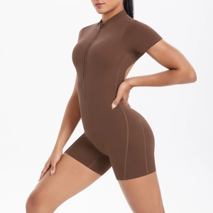 Dettaglio del body da yoga marrone con schiena scoperta e colletto con mezza zip