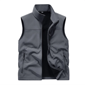 Detailansicht der dunkelgrauen Softshell-Weste mit Fleece-Futter und Reißverschlusstaschen