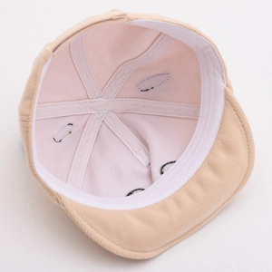 Détail de la casquette bébé en velours avec doublure en coton et coutures renforcées