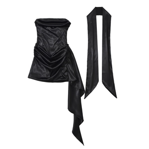 Détail d'un haut bustier en satin noir avec une longue écharpe en soie assortie