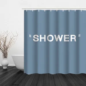 Vue détaillée du rideau de douche en polyester imperméable avec texte SHOWER et crochets