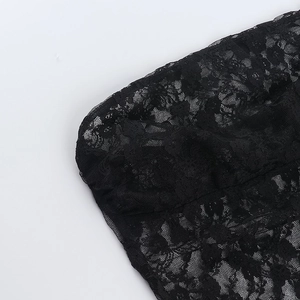 Dettaglio in pizzo nero che mostra intricati motivi floreali e la trama della maglia