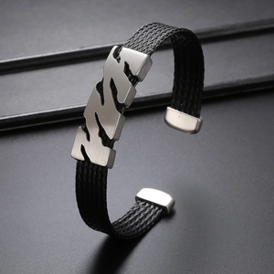 Gros plan sur un bracelet tressé industriel en acier inoxydable avec détails argentés