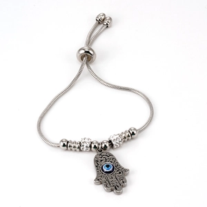 Détail du bracelet réglable Main de Fatima avec perle œil grec et charmes cristal