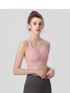 Brassière de sport rose et legging de yoga gris montrant la texture du tissu