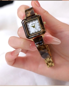 Nahaufnahme einer quadratischen Vintage-Uhr mit Schildpatt-Lünette und Perlmuttblatt
