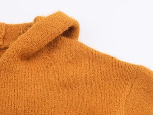 Vue détaillée du pull en maille jaune moutarde montrant la texture douce du mohair