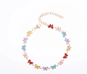 Détail du bracelet doré avec breloques papillons en émail coloré et fermoir mousqueton