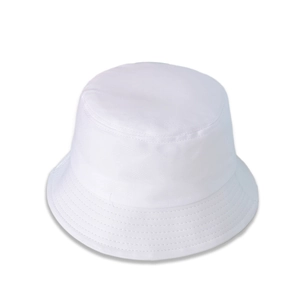 Détail d'un chapeau bob blanc en toile avec coutures de bordure parallèles renforcées