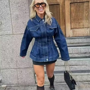 Veste en jean bleu foncé pour femme avec taille cintrée et col à revers élégant