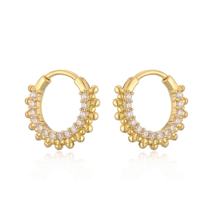 Orecchini a cerchio placcati oro 18K con zirconi cubici e trama a bordi perlati