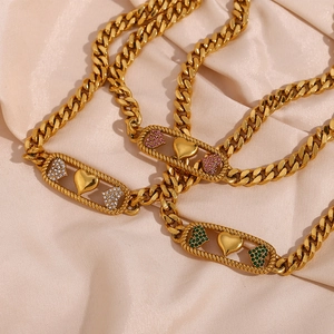 Collier chaîne gourmette plaqué or 18 carats avec trois pendentifs cœurs et zircons