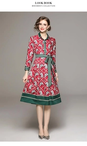 Détail de la robe à imprimé cheval avec motif équestre et ceinture de style rétro