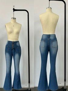 Vue avant et arrière du jean évasé à taille haute avec fermeture multi-boutons et délavage bleu