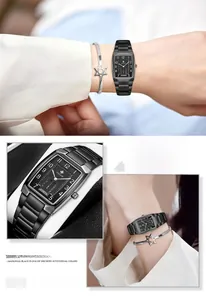 Details einer eleganten schwarzen Damenuhr in Quadratform mit poliertem Metallarmband