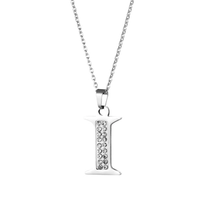 Dettaglio della collana in acciaio inossidabile argento con ciondolo a lettera I di strass