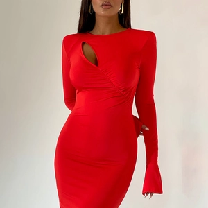 Vestido ajustado rojo de manga larga con diseño calado en el pecho y detalle fruncido