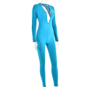 Detailaufnahme blauer langärmliger Jumpsuit mit tiefem V-Ausschnitt und enger Passform