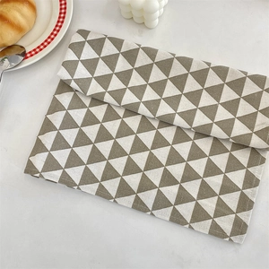 Détail d'un set de table en coton et lin au motif géométrique de style nordique