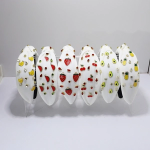Lot de serre-têtes noués blancs avec breloques de fruits en strass, fraise et cerise