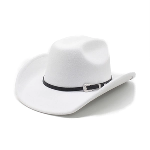 Détail d'un chapeau de cowboy en feutre blanc avec ruban en cuir noir et boucle argent