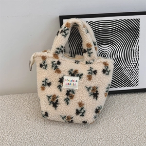 Detail der floralen beigen Plüschhandtasche aus Teddyfell mit Reißverschluss und Label