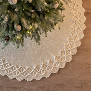 Elegante gonna per albero di Natale in maglia beige con motivi intrecciati su legno