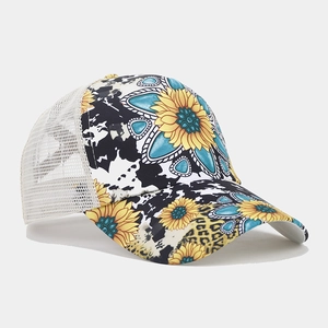 Dettaglio del retro in rete traspirante e della stampa floreale sul cappellino