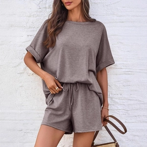 Damen Freizeit-Set mit Kurzarm-T-Shirt und Kordelzug-Shorts in dunklem Graubraun