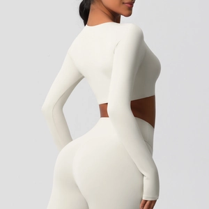 Vue latérale d'un crop top blanc à manches longues et d'un legging taille haute de yoga