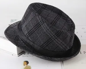 Détail du chapeau fedora pour homme avec motif écossais gris et noir en laine