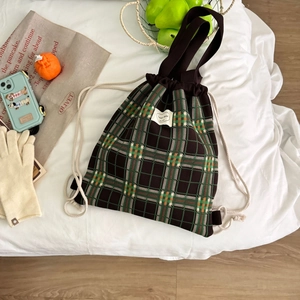 Flachbild des karierten Strick-Rucksacks mit grün-braunem Muster und weißem Kordelzug
