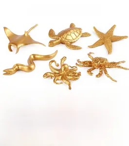Dettaglio del set di 6 figure di animali marini dorati con polpo tartaruga e granchio
