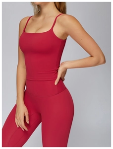 Détail de l'ensemble de yoga rouge foncé montrant le débardeur et le legging taille haute