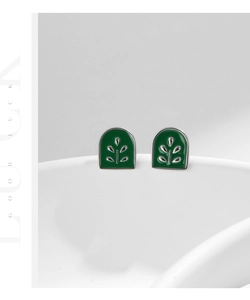 Détail de boucles d'oreilles en argent s925 avec émail vert et motifs tulipes