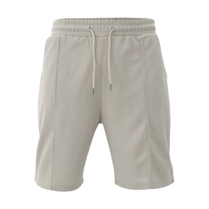 Detailopname van de grijze wafelgebreide katoentextuur op herenshorts met trekkoord