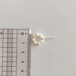 Detailed size measurement of a 1.1cm round pearl hoop earring showing scale and dimensions