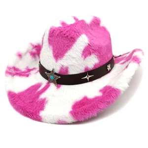 Détail d'un chapeau de cowboy en peluche à motif vache rose avec bande en cuir et étoiles