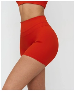 Détails du short de yoga rouge à taille haute avec coutures plates et texture mate