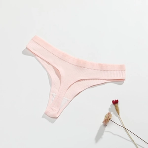 Gros plan sur le string en coton côtelé rose clair montrant la taille et la texture