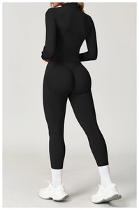 Nahaufnahme des schwarzen Yoga-Sets mit hoch elastischem Stoff und Scrunch-Butt-Detail