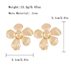 Golden flower earrings in vintage alloy with detailed product dimensions and weight