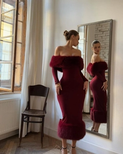 Detail des schulterfreien Ausschnitts mit Kunstpelzbesatz an einem weinroten Strickkleid