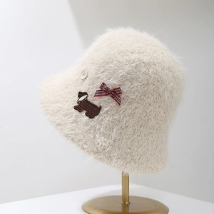 Chapeau cloche blanc en peluche avec écusson de chiot et nœud à carreaux rouges