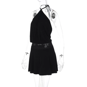 Détail de la robe dos nu noire avec dentelle délicate au niveau de la taille