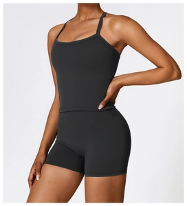 Détail d'un ensemble de yoga noir avec débardeur et short taille haute sur mannequin