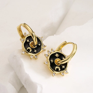 Pendientes de aro bañados en oro 18K con esmalte negro motivo luna estrella y circonita