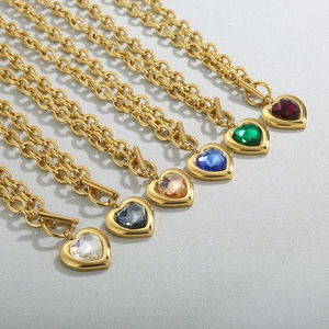 Série de colliers à fermoir toggle dorés avec pendentifs en cristal de cœur